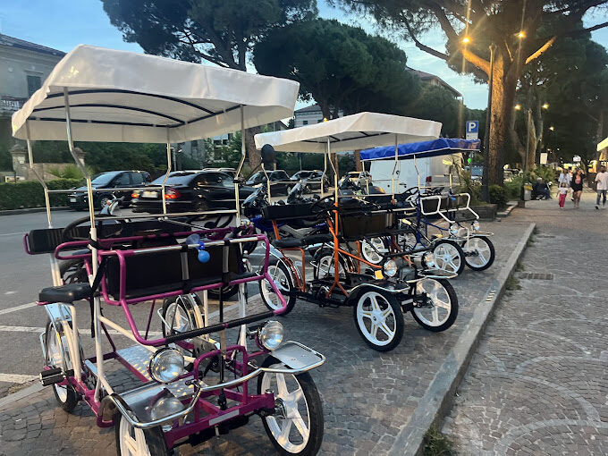 Biciclette New Rent Bike pronte al noleggio a Cesenatico, sul lungomare della Riviera Romagnola